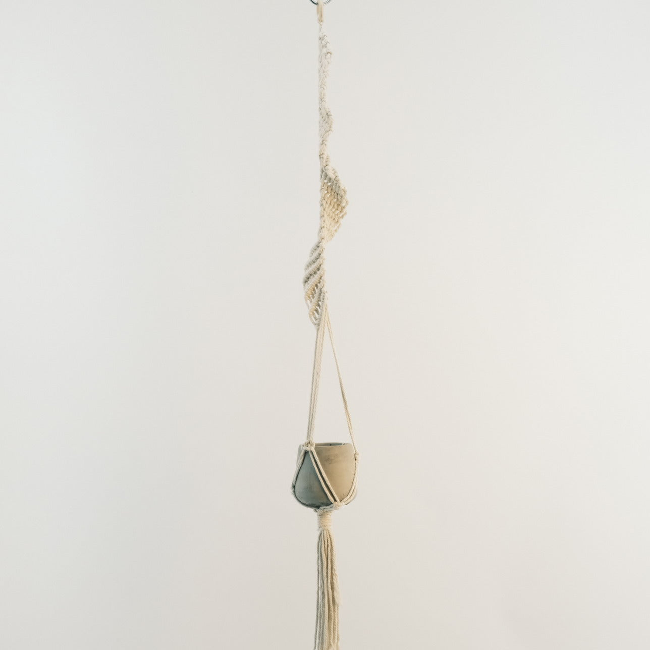 Macrame Plant Holder with Ceramic Pot 2320003